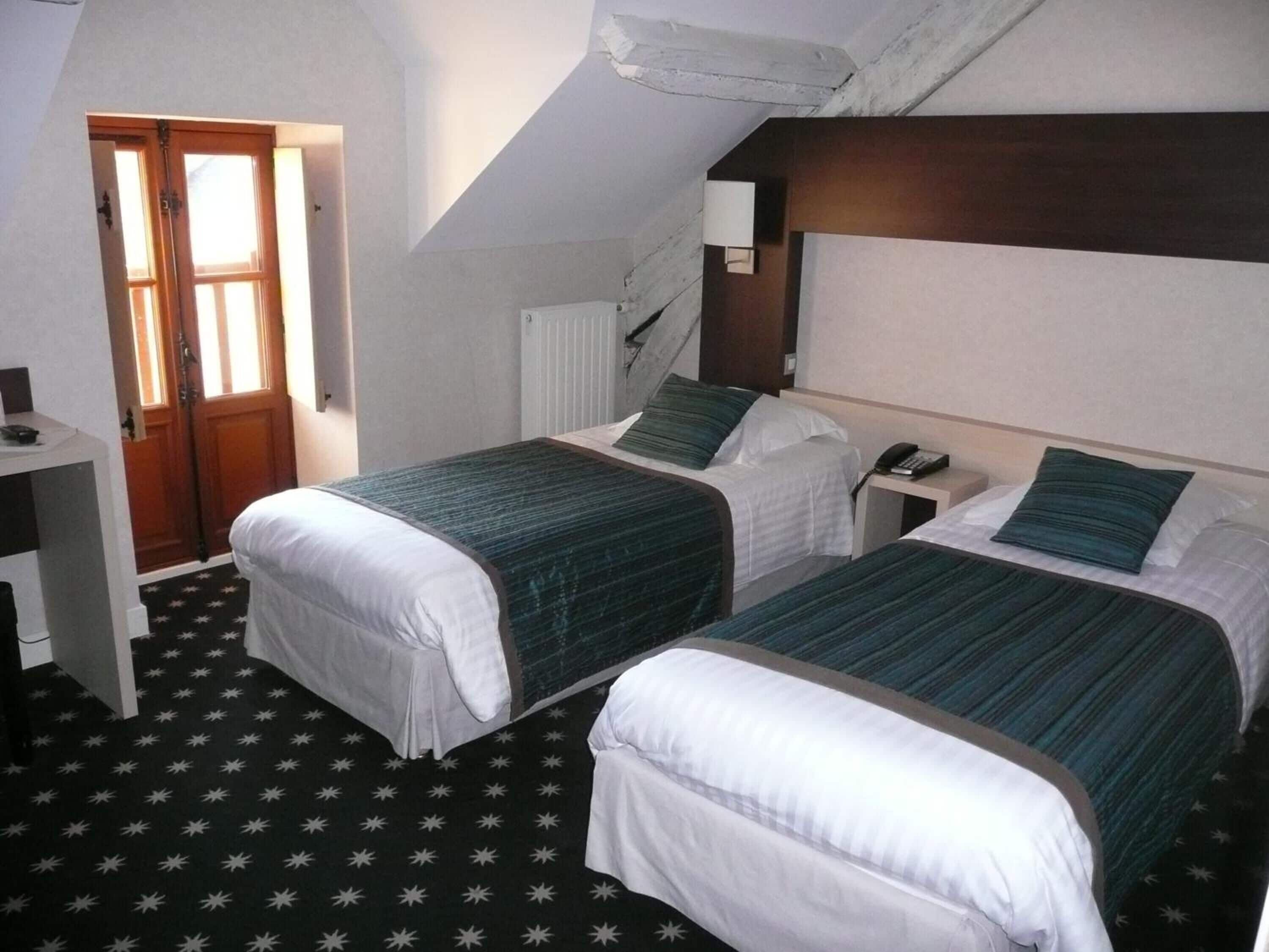 desk, soundproofing, free wifi