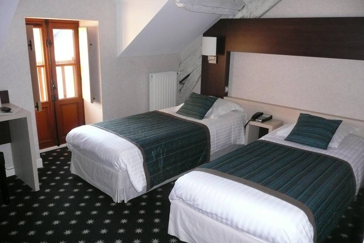 desk, soundproofing, free wifi