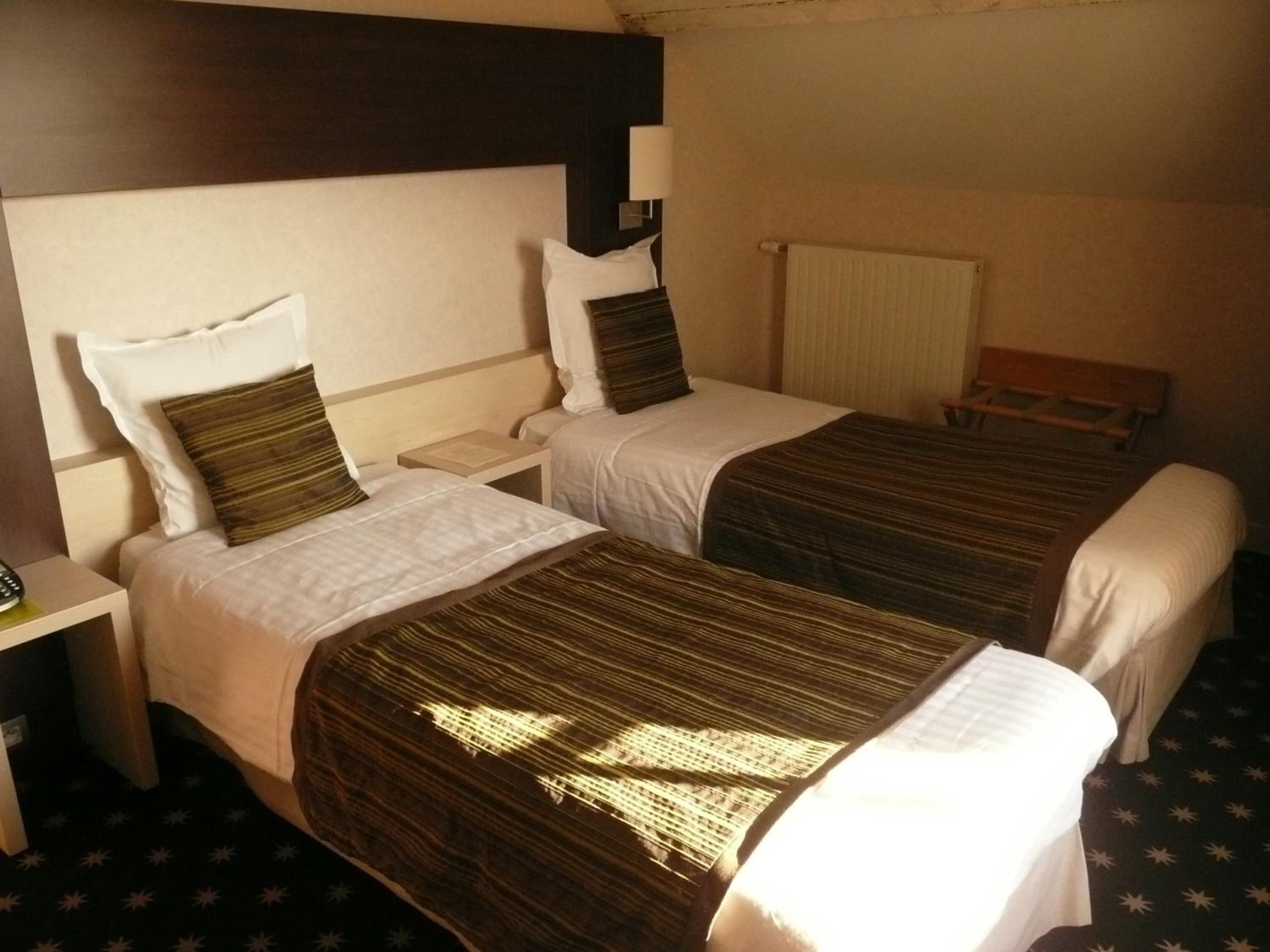 desk, soundproofing, free wifi