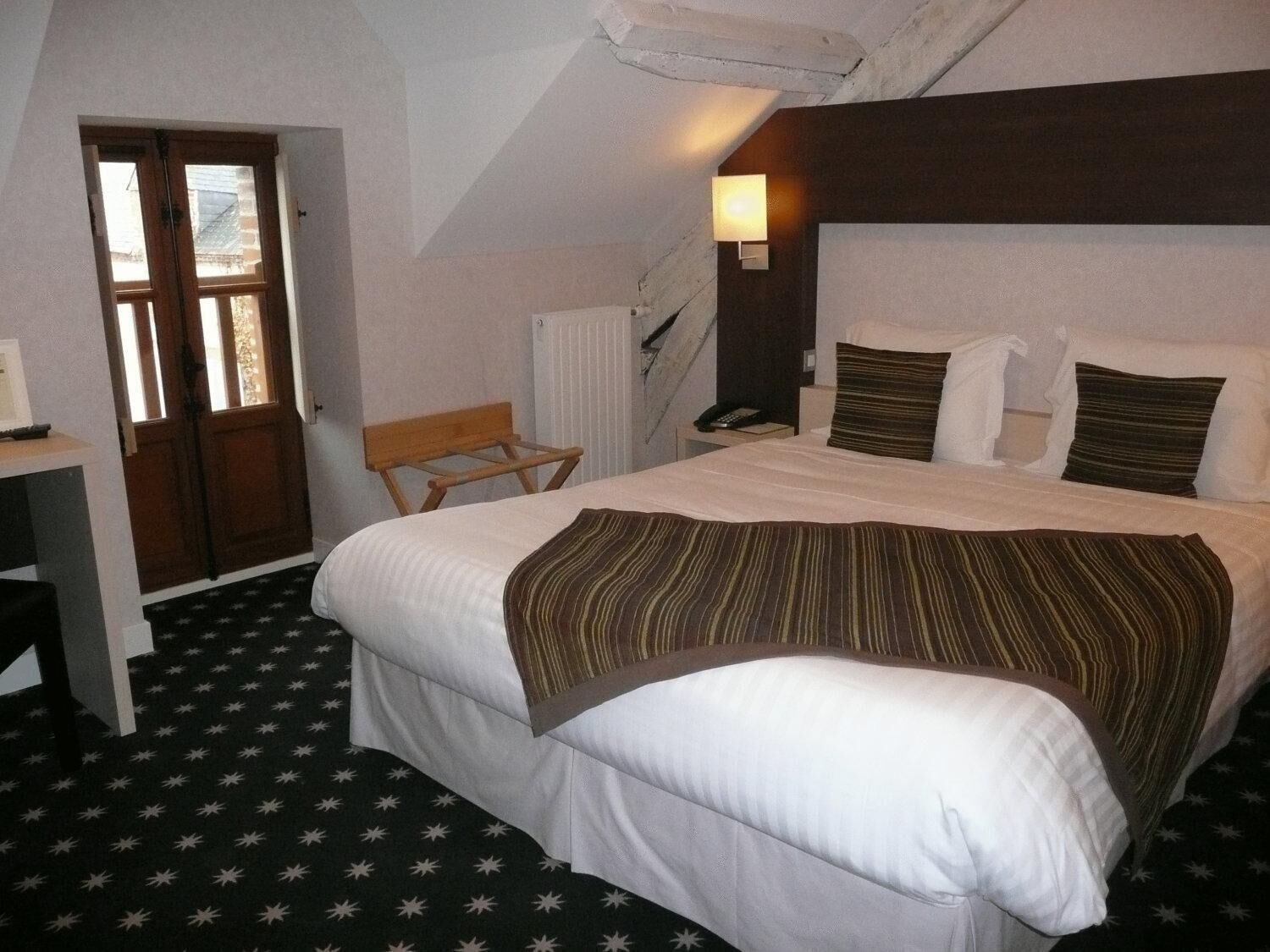 desk, soundproofing, free wifi