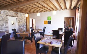 供應晚餐，當地料理