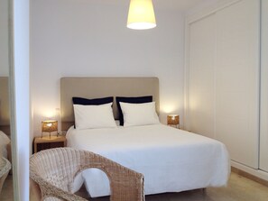 Desk, soundproofing, cots/infant beds, free WiFi - Apartamentos Doña Carmen (Málaga)