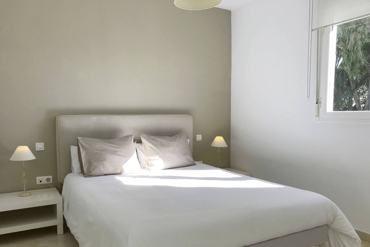 Desk, soundproofing, cots/infant beds, free WiFi