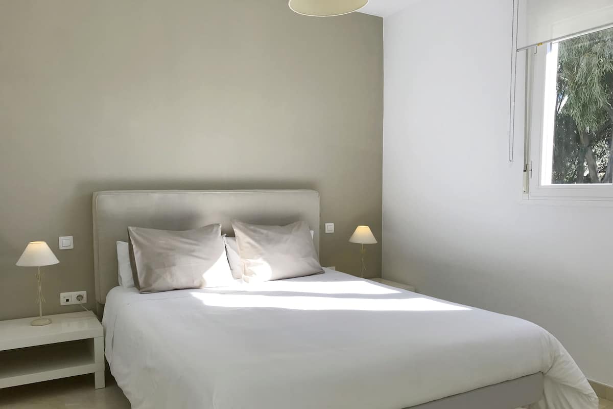 1 bedroom, desk, soundproofing, cots/infant beds