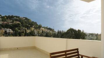 Apartment, 1 Bedroom | Desk, soundproofing, cots/infant beds, free WiFi
