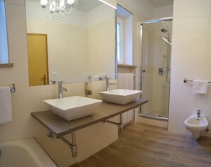 Suite, vistes a la piscina | Bany | Dutxa, assecador de cabells i tovalloles 