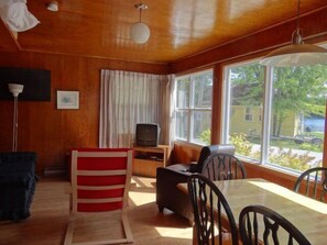 20-inch TV with satellite channels - Sunrise Resort (Trent Lakes)