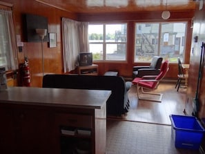 20-inch TV with satellite channels - Sunrise Resort (Trent Lakes)