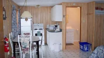 Standard Room, 1 Queen Bed | In-room dining