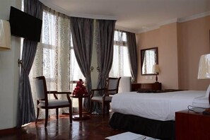 Deluxe-Suite | Wohnbereich | 32-Zoll-Flachbildfernseher mit Satellitenempfang, Fernseher
