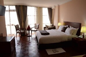 ミニバー、セーフティボックス (室内)、デスク、遮光カーテン