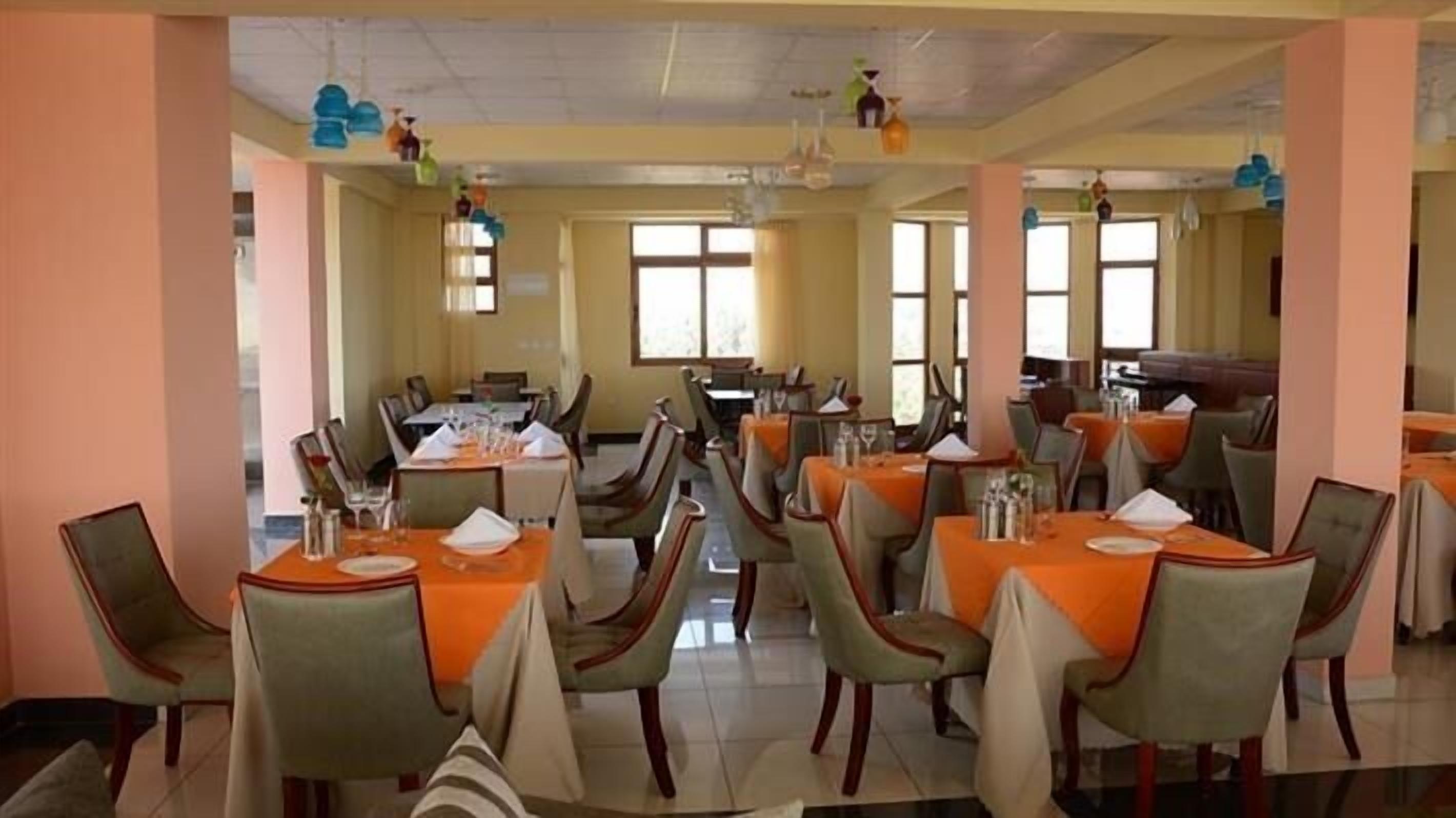 2 restaurants, international cuisine