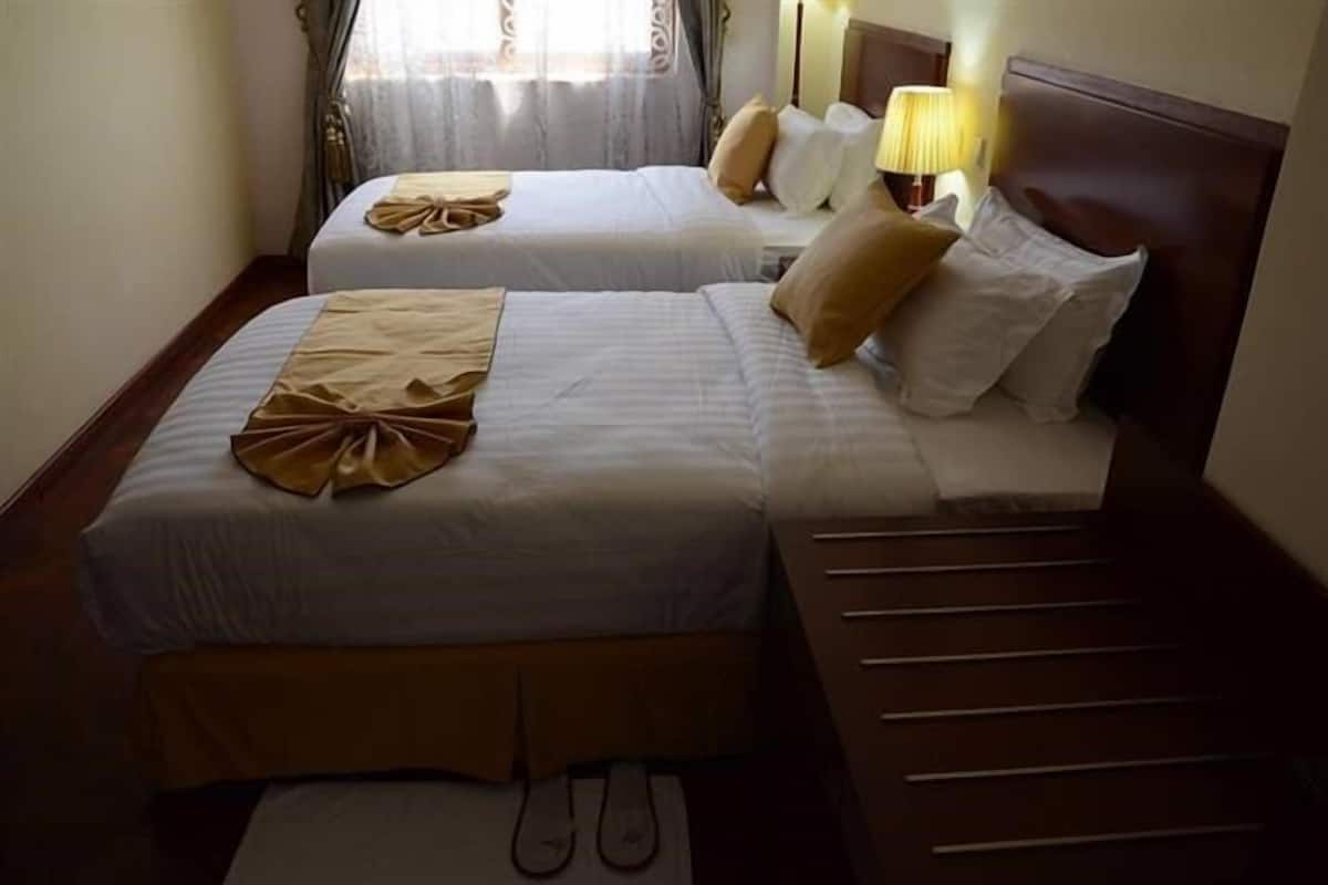 standard twin room | minibar, in-room safe, desk, blackout curtains