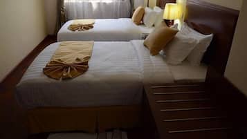 Standard Twin Room | Minibar, in-room safe, desk, blackout drapes