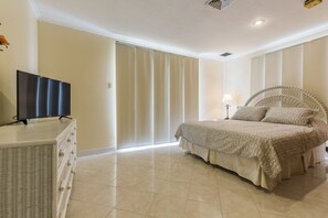 1 bedroom, in-room safe, blackout drapes, iron/ironing board - King David Suites (Noord)