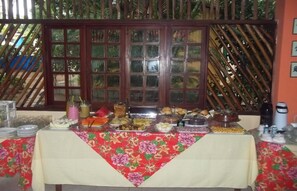 供应早餐和午餐