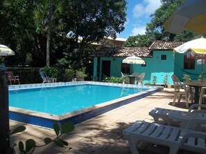 室外游泳池，池畔遮阳伞，日光浴躺椅