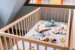 A crib with a patterned mattress and a window above it. - Calimera Sunpark Alanya (Alanya)