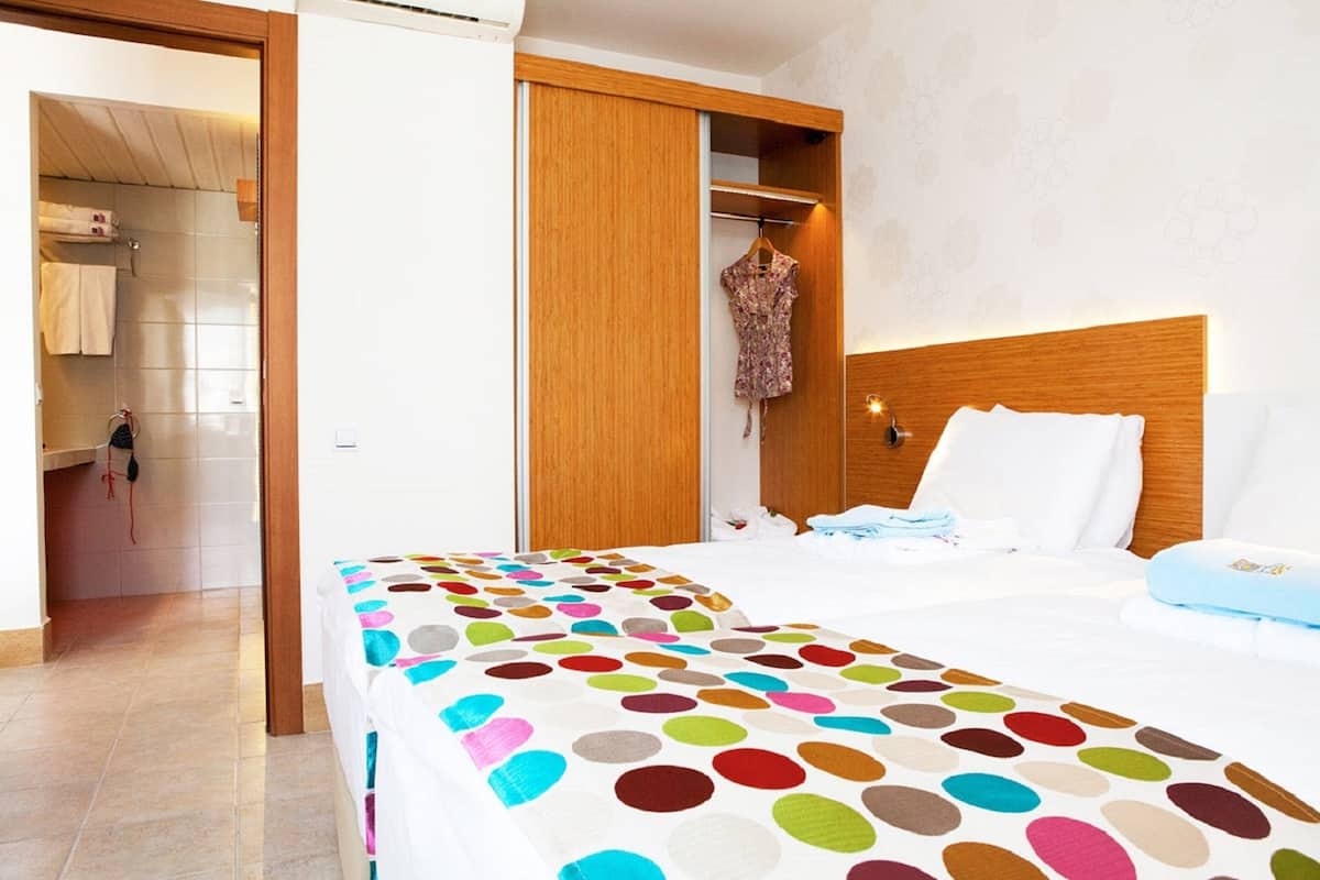 1 chambre, coffres-forts dans les chambres, fer et planche Ă repasser