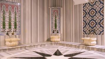 Une salle de bain avec des murs en marbre à rayures, trois vasques ornées de carreaux décoratifs et un sol à motifs étoilés.