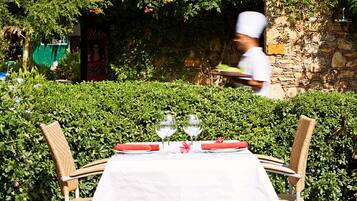 3 restaurants, breakfast served