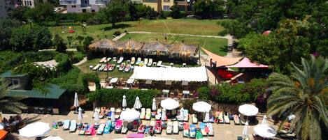 2 piscines extérieures, parasols de plage, chaises longues