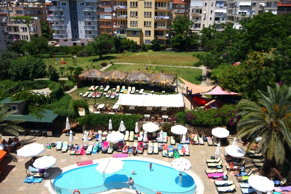 2 outdoor pools, open 8:00 AM to 7:00 PM, pool umbrellas, sun loungers - Sunpark Garden (Alanya)