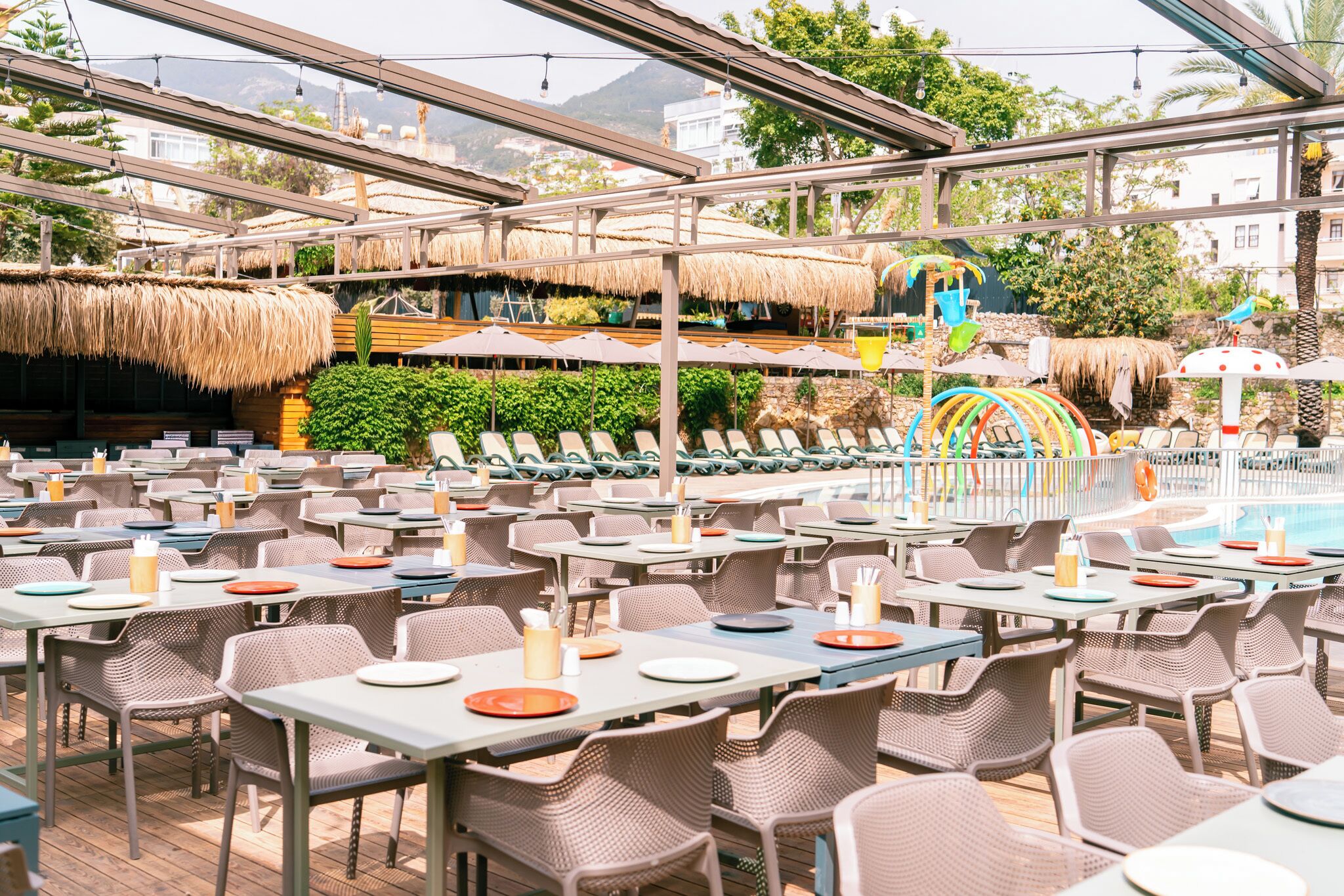 3 restaurants; breakfast, lunch, and dinner served