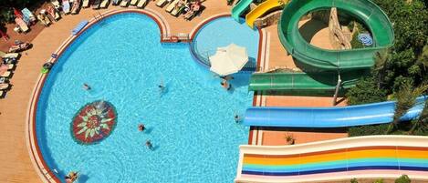 2 buitenzwembaden, parasols bij het zwembad en ligstoelen