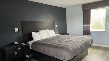 Standard Room, 1 King Bed, Non Smoking | In-room safe, desk, iron/ironing board, free cots/infant beds