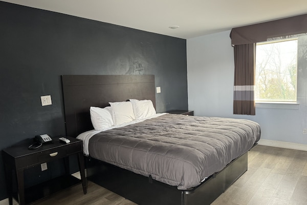 Standard Room, 1 King Bed, Non Smoking | In-room safe, desk, iron/ironing board (on request), cribs (free)