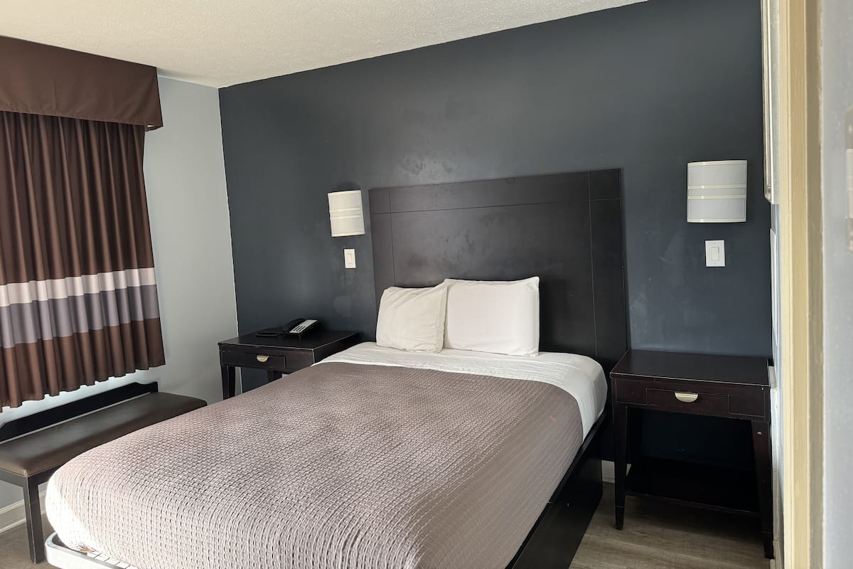 Standaard kamer, 1 queensize bed, niet-roken | Een kluis op de kamer, een bureau, een strijkplank/strijkijzer