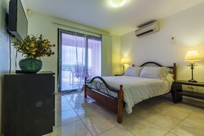 Apartamento conforto, 2 quartos, ao lado da piscina | Roupas de cama premium, cofres nos quartos, individualmente mobiliados