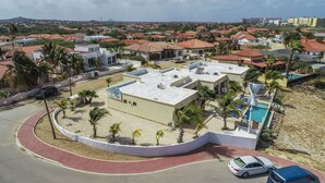 Un quartier résidentiel avec des maisons, une piscine et une route.