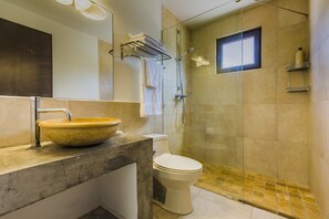 Ducha, artículos de tocador gratuitos, secador de pelo, toallas