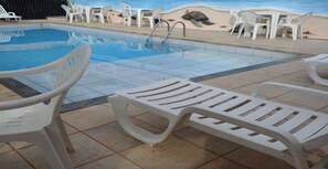 Piscine extérieure, chaises longues