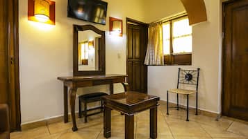 Habitación superior | 1 habitación, escritorio, wifi gratis y ropa de cama