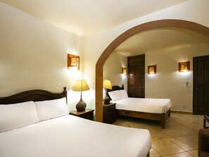 Quarto quádruplo standard | Escrivaninha, Wi-Fi de cortesia, roupa de cama