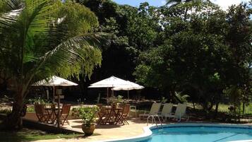 2 piscinas al aire libre, sombrillas, sillones reclinables de piscina