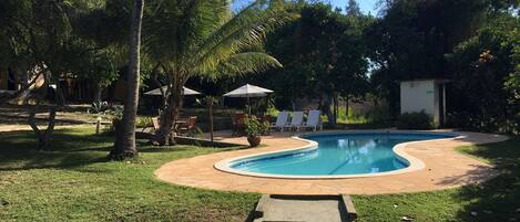 2 utendørsbassenger, bassengparasoller og solsenger