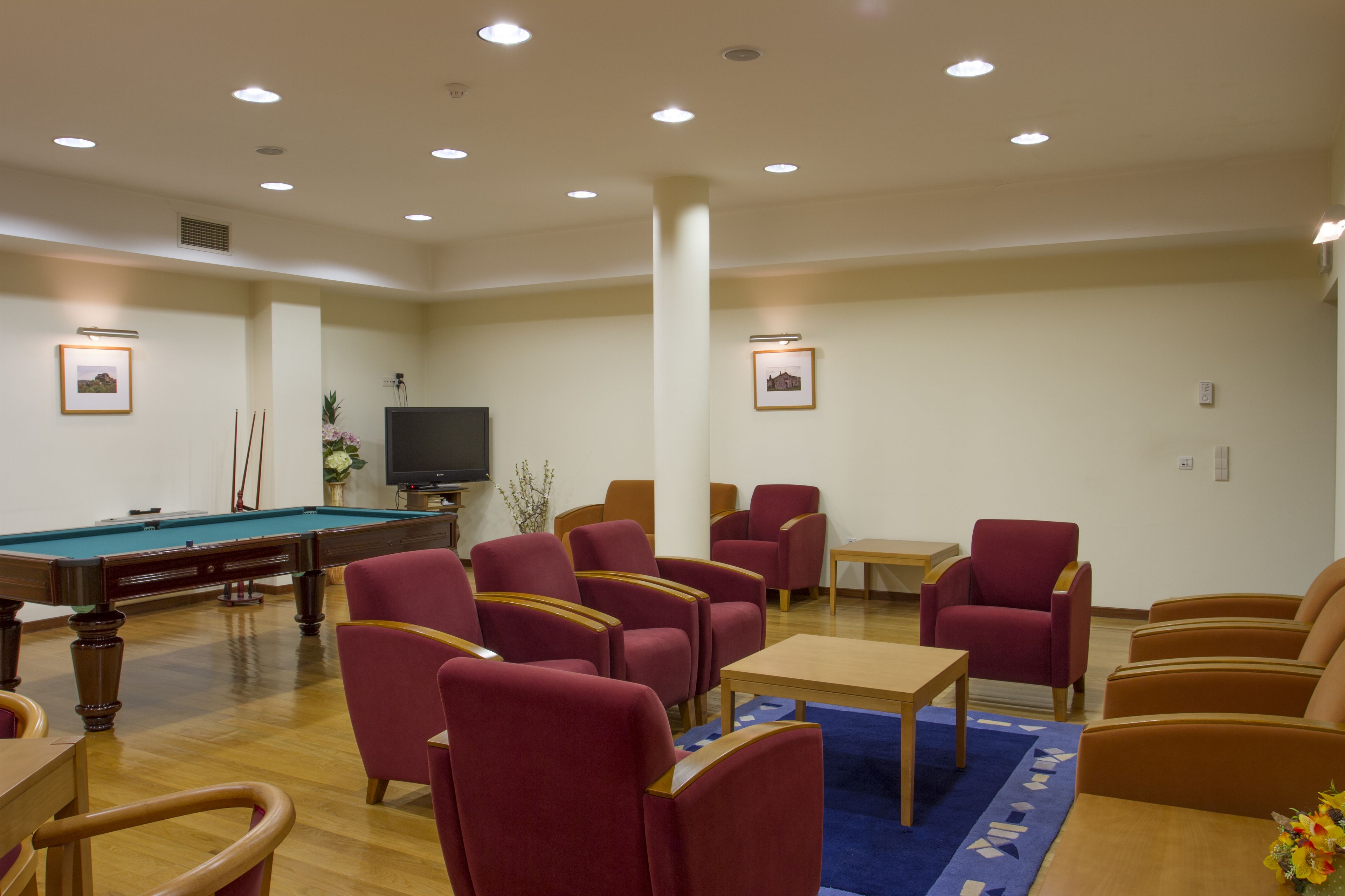 28-cm lcd tv with cable channels, tv, fireplace