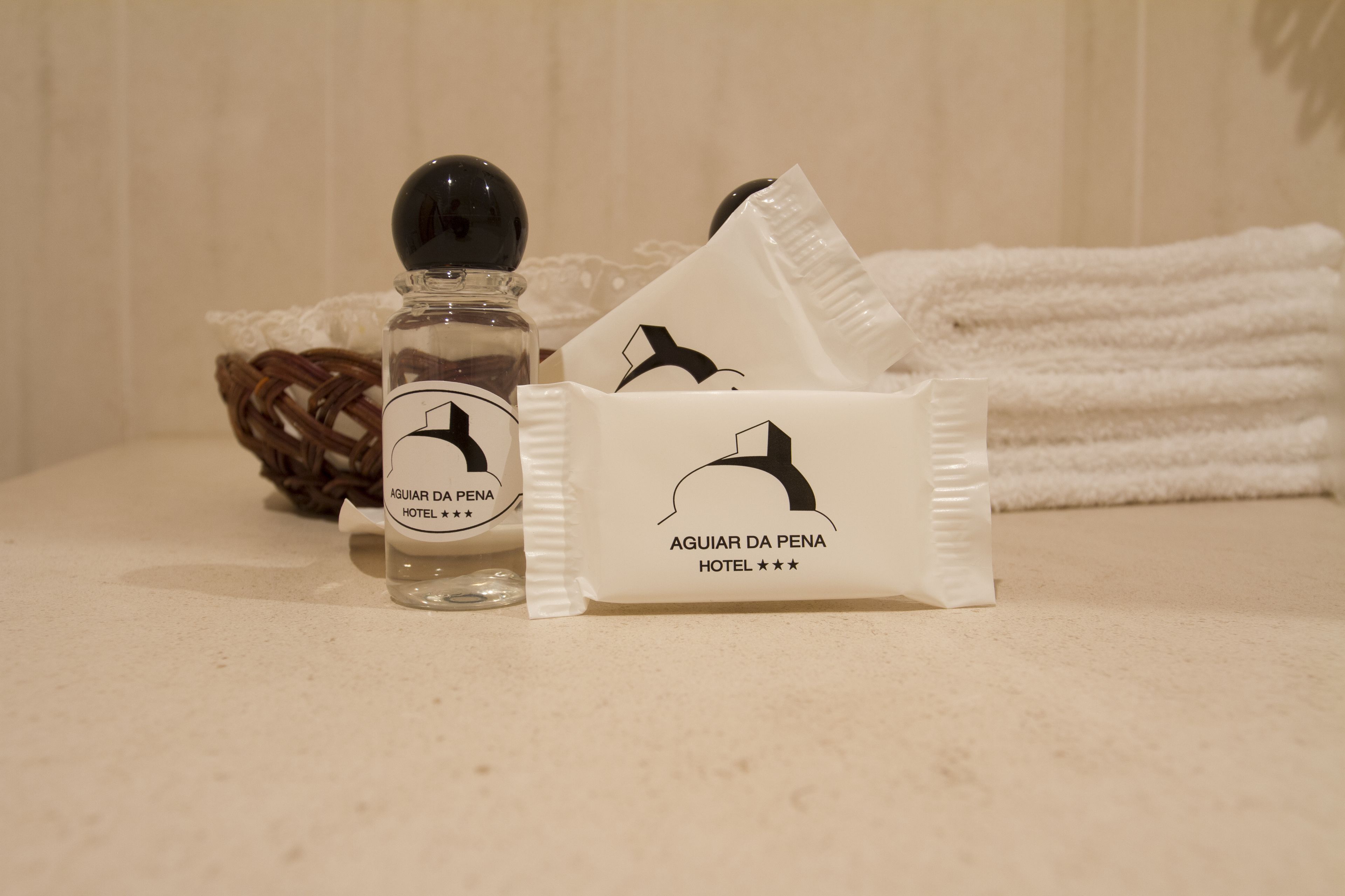 double room single use | bathroom | combined shower/bathtub, free toiletries, hair dryer, towels