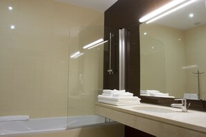 Combined shower/bathtub, free toiletries, hair dryer, towels