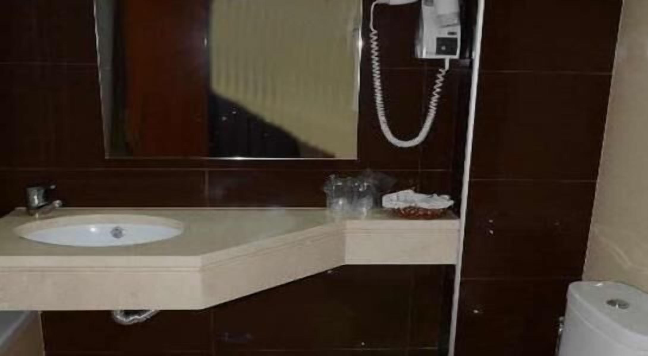 standard double or twin room | bathroom | combined shower/bathtub, free toiletries, hair dryer, towels