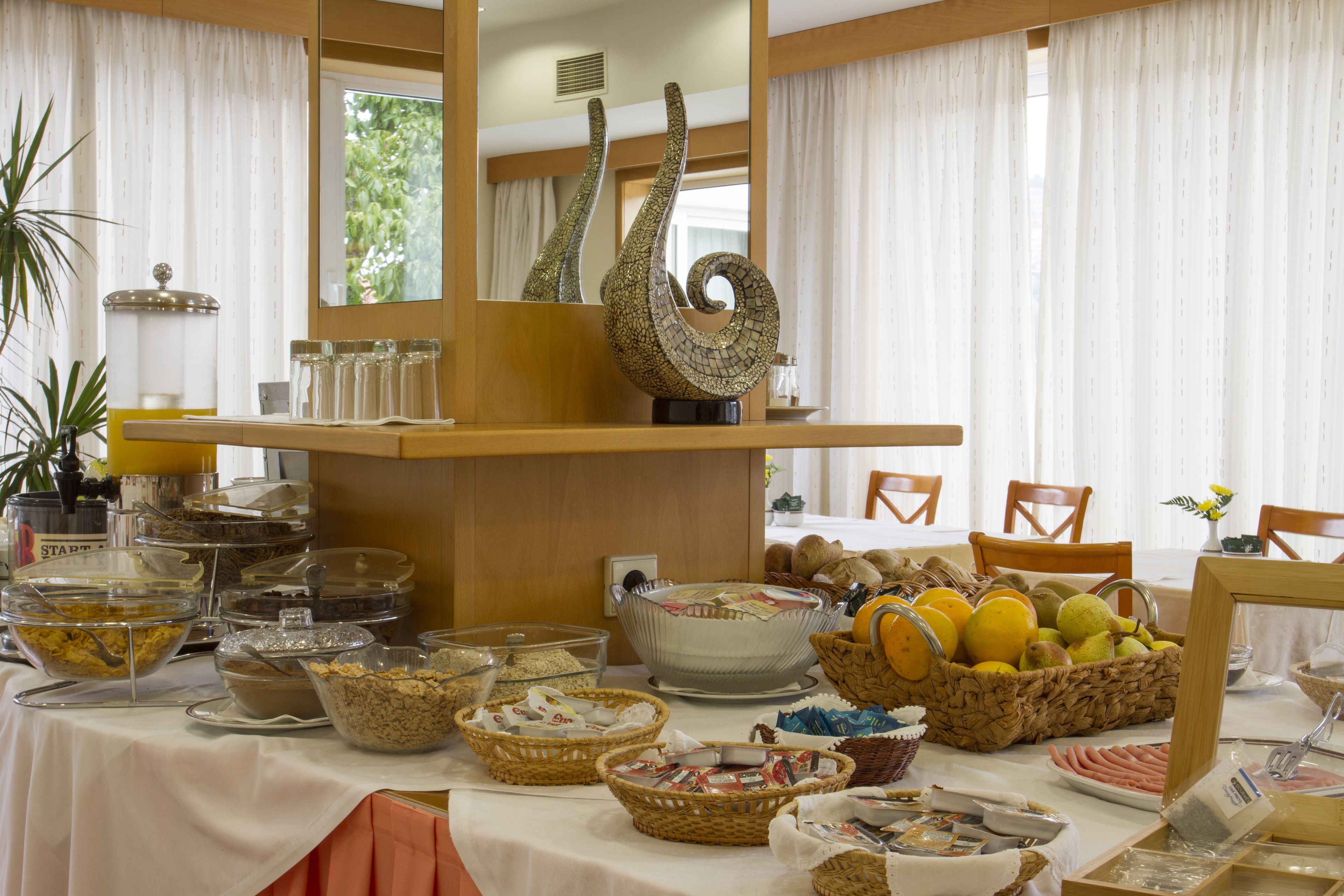 Tägliches inbegriffenes kontinentales Frühstück