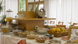 Un buffet garni de divers plats et agrémenté d’un miroir décoratif.