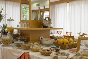 Déjeuner continental gratuit tous les jours