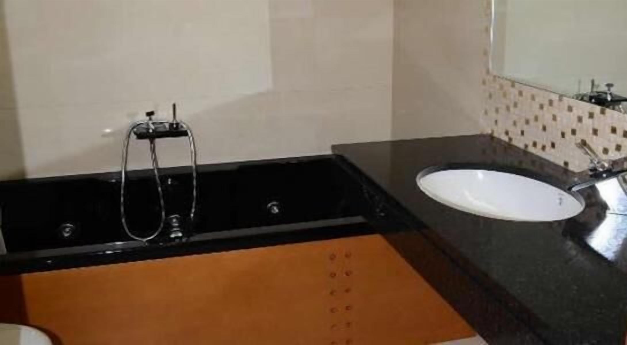 suite | bathroom | combined shower/bathtub, free toiletries, hair dryer, towels