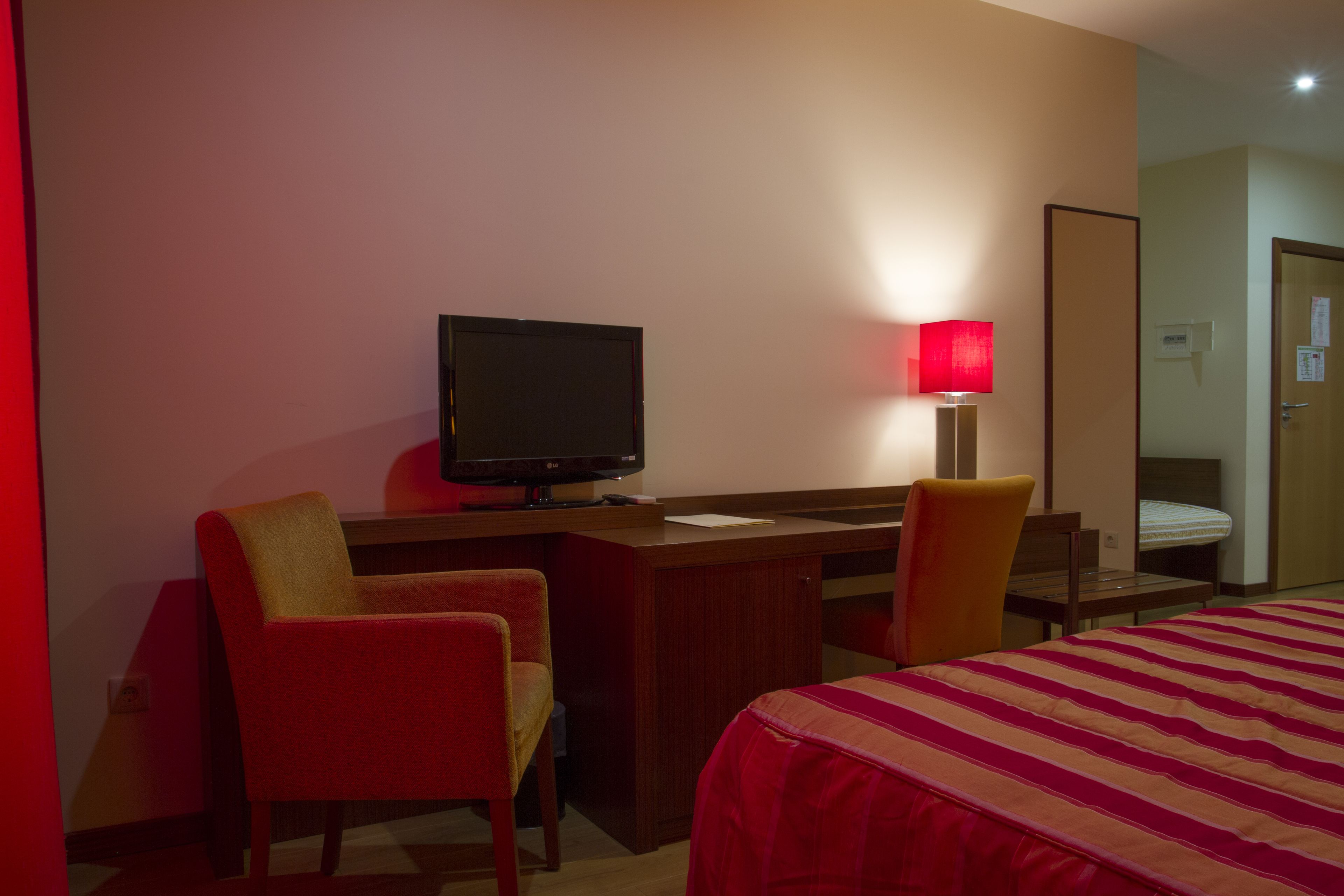double room single use | minibar, individually decorated, individually furnished, desk