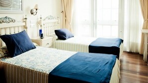 Twin Room | Desk, cribs (free), WiFi (free)